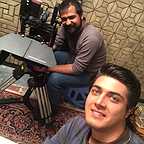 تصویری از علی مسلمی، بازیگر و تدوینگر سینما و تلویزیون در پشت صحنه یکی از آثارش