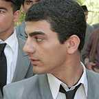 تصویری از امید آهنگر، بازیگر سینما و تلویزیون در حال بازیگری سر صحنه یکی از آثارش