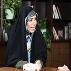 تصویری از فاطمه محمدی، مجری سینما و تلویزیون در حال بازیگری سر صحنه یکی از آثارش