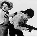 تصویری از امید آهنگر، بازیگر سینما و تلویزیون در حال بازیگری سر صحنه یکی از آثارش