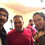 تصویری از پریسا مقتدی، بازیگر سینما و تلویزیون در پشت صحنه یکی از آثارش به همراه بهمن گودرزی