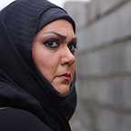 تصویری از ویدا محمدی، بازیگر سینما و تلویزیون در حال بازیگری سر صحنه یکی از آثارش