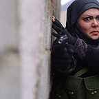 تصویری از ویدا محمدی، بازیگر سینما و تلویزیون در حال بازیگری سر صحنه یکی از آثارش