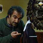 تصویری از محسن تنابنده، بازیگر و نویسنده سینما و تلویزیون در حال بازیگری سر صحنه یکی از آثارش