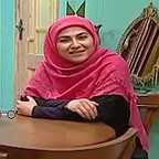 تصویری از شیما جان قربان، مجری سینما و تلویزیون در حال بازیگری سر صحنه یکی از آثارش