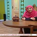 تصویری از شیما جان قربان، مجری سینما و تلویزیون در حال بازیگری سر صحنه یکی از آثارش