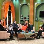 تصویری از شیما جان قربان، مجری سینما و تلویزیون در حال بازیگری سر صحنه یکی از آثارش