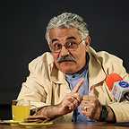 تصویری از محمدعلی اقبال واحدی، مجری و تهیه کننده سینما و تلویزیون در حال بازیگری سر صحنه یکی از آثارش