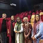 تصویری از آزاده اسماعیل‌خانی، بازیگر سینما و تلویزیون در پشت صحنه یکی از آثارش به همراه فرزین محدث و گوهر خیراندیش