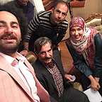 تصویری از پریسا مقتدی، بازیگر سینما و تلویزیون در پشت صحنه یکی از آثارش به همراه عزت‌الله مهرآوران و سیدهومن شاهی
