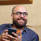 تصویری از علی شفیعی ثابت، چهره‌پرداز و بازیگر سینما و تلویزیون در پشت صحنه یکی از آثارش