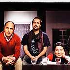تصویری از علی سرابی، بازیگر و گوینده سینما و تلویزیون در حال بازیگری سر صحنه یکی از آثارش به همراه آیدا کیخایی، باران کوثری و احمد مهران‌فر