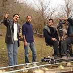 تصویری از حمیدرضا حافظی، نویسنده سینما و تلویزیون در پشت صحنه یکی از آثارش به همراه ترلان پروانه