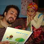 تصویری از حمیدرضا حافظی، نویسنده سینما و تلویزیون در پشت صحنه یکی از آثارش به همراه ترلان پروانه