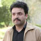تصویری از علی میرزایی، بازیگر و نوازنده سینما و تلویزیون در حال بازیگری سر صحنه یکی از آثارش