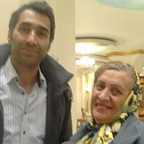 تصویری از عفت رسولی‌نژاد، بازیگر سینما و تلویزیون در پشت صحنه یکی از آثارش به همراه هادی کاظمی