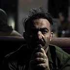 تصویری از حسین سلیمی، بازیگر سینما و تلویزیون در حال بازیگری سر صحنه یکی از آثارش