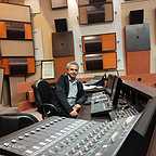 تصویری از سید محمد کشفی، صداگذاری و صدابردار سینما و تلویزیون در پشت صحنه یکی از آثارش