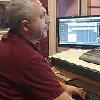 تصویری از سید محمد کشفی، صداگذاری و صدابردار سینما و تلویزیون در پشت صحنه یکی از آثارش