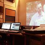 تصویری از سید محمد کشفی، صداگذاری و صدابردار سینما و تلویزیون در پشت صحنه یکی از آثارش