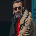 تصویری از مهران بستانی، دستیار صحنه و طراح صحنه سینما و تلویزیون در پشت صحنه یکی از آثارش