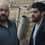 تصویری از محمد حاج بابا، بازیگر سینما و تلویزیون در پشت صحنه یکی از آثارش