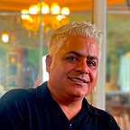 تصویری از رامین الماسی، بازیگر و مدیر تولید سینما و تلویزیون در پشت صحنه یکی از آثارش