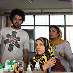 تصویری از داریوش رضایی، بازیگر سینما و تلویزیون در پشت صحنه یکی از آثارش