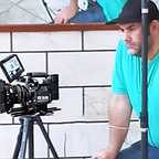 تصویری از مهدی حدادی، بازیگر سینما و تلویزیون در پشت صحنه یکی از آثارش