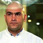 تصویری از مهدی حدادی، بازیگر سینما و تلویزیون در پشت صحنه یکی از آثارش