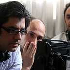 تصویری از نیما جاویدی، نویسنده و کارگردان سینما و تلویزیون در پشت صحنه یکی از آثارش
