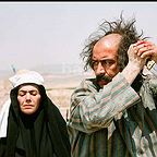 تصویری از فخری خوروش، بازیگر و کارگردان سینما و تلویزیون در حال بازیگری سر صحنه یکی از آثارش به همراه عبدالرضا اکبری
