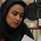 تصویری از نازنین مهیمنی، مجری سینما و تلویزیون در حال بازیگری سر صحنه یکی از آثارش