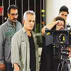 تصویری از بهروز سبط‌ رسول، کارگردان سینما و تلویزیون در حال بازیگری سر صحنه یکی از آثارش