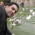 تصویری از امین نبی اللهی، مجری سینما و تلویزیون در حال بازیگری سر صحنه یکی از آثارش