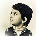 تصویری از امید آهنگر، بازیگر سینما و تلویزیون در حال بازیگری سر صحنه یکی از آثارش