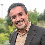 تصویری از قاسم بی نیاز، مجری سینما و تلویزیون در حال بازیگری سر صحنه یکی از آثارش