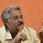 تصویری از محمدعلی اقبال واحدی، مجری و تهیه کننده سینما و تلویزیون در حال بازیگری سر صحنه یکی از آثارش