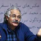 تصویری از محمدعلی اقبال واحدی، مجری و تهیه کننده سینما و تلویزیون در حال بازیگری سر صحنه یکی از آثارش