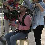 تصویری از شهرام مسلخی، کارگردان و نویسنده سینما و تلویزیون در حال بازیگری سر صحنه یکی از آثارش
