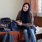 تصویری از مریم مقدم، بازیگر و نویسنده سینما و تلویزیون در حال بازیگری سر صحنه یکی از آثارش