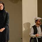 تصویری از معصومه رحمانی، بازیگر سینما و تلویزیون در حال بازیگری سر صحنه یکی از آثارش