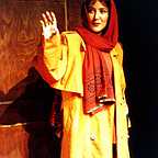 تصویری از پانته‌آ بهرام، بازیگر و مهمان سینما و تلویزیون در حال بازیگری سر صحنه یکی از آثارش