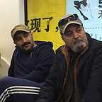 تصویری از محسن تنابنده، بازیگر و نویسنده سینما و تلویزیون در پشت صحنه یکی از آثارش به همراه سیروس مقدم
