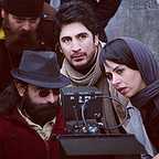 تصویری از کریم امینی، بازیگر و دستیار کارگردان سینما و تلویزیون در پشت صحنه یکی از آثارش به همراه تینا پاکروان