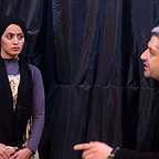 تصویری از زینب قادری، بازیگر سینما و تلویزیون در حال بازیگری سر صحنه یکی از آثارش