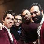 تصویری از محسن محبی، مجری و گروه فیلمبرداری سینما و تلویزیون در پشت صحنه یکی از آثارش به همراه حامد جوادزاده