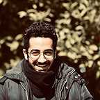 تصویری از محمدرضا نوری، دستیار کارگردان و برنامه‌ریزی سینما و تلویزیون در حال بازیگری سر صحنه یکی از آثارش