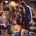  سریال تلویزیونی That '70s Show با حضور Ashton Kutcher، Danny Masterson، میلا کونیس، Wilmer Valderrama و Topher Grace