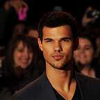  فیلم سینمایی گرگ و میش: سپیده دم (قسمت۲) با حضور Taylor Lautner
